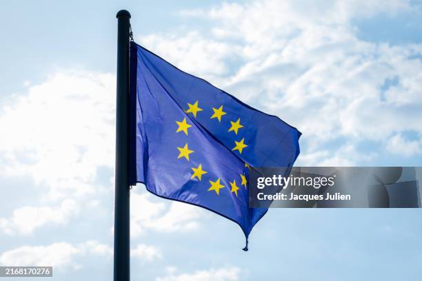 european flag - flaggen europäischer länder und regionen stock-fotos und bilder
