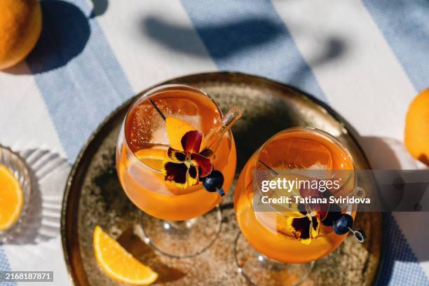 cocktail or mocktail, two glasses with orange garnish, spritz - apéritif photos et images de collection