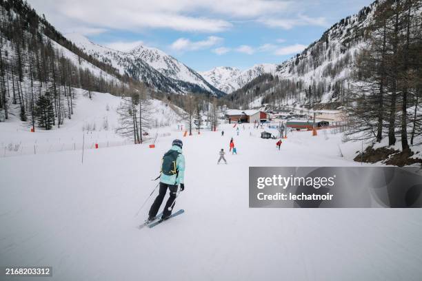 skiing on an empty slope in france - french alps skiing stock pictures, royalty-free photos & images