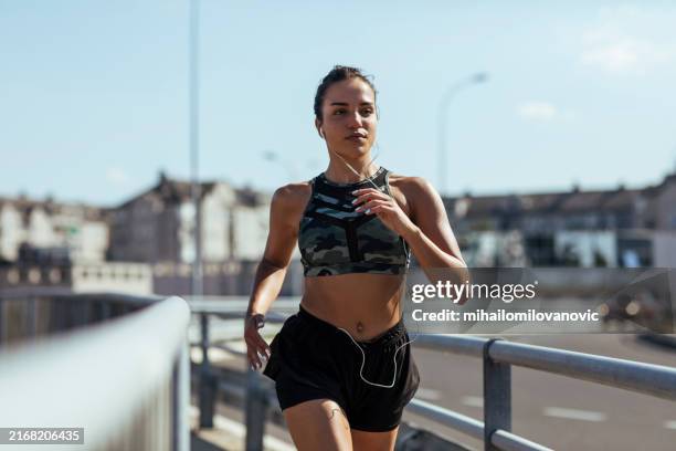 gimnasio en la ciudad - corredora de footing fotografías e imágenes de stock