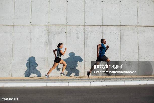 couple jogging - marathon stockfoto's en -beelden