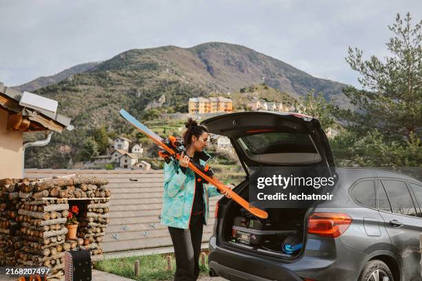 loading ski gear in the car in french alps - esqui equipamento esportivo - fotografias e filmes do acervo