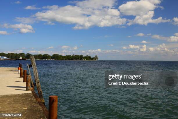 shore line along the lake erie coast - lake huron waves stock pictures, royalty-free photos & images