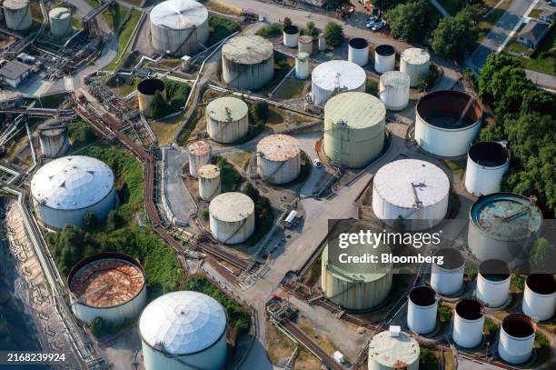 Shellbrun Terminal 46 Burnaby Refinery Stock Photos, High-Res Pictures, and Images - Getty ...