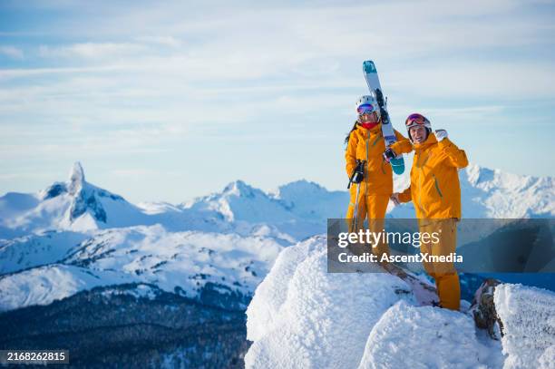 portrait of skiing couple on mountain top - whistler mountain stockfoto's en -beelden