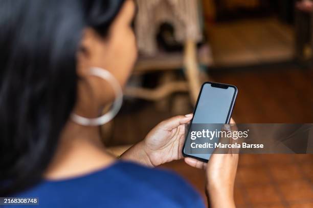 donna che usa smarthphone, vista sopra la spalla, schermo vuoto - inquadratura da sopra le spalle foto e immagini stock