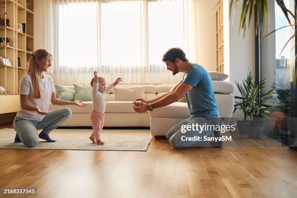 first steps of our baby - primeiros passos imagens e fotografias de stock
