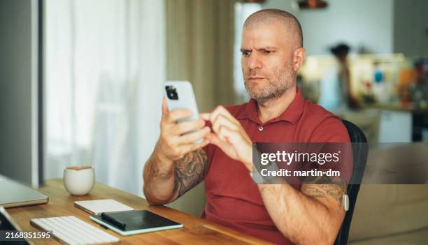 tag im leben eines mannes mit diabetes, der von zu hause aus arbeitet - typ 1 diabetes stock-fotos und bilder