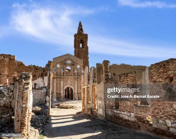 city and church in ruins destroyed by bombing during the spanish civil war in belchite, zaragoza. - spanischer bürgerkrieg stock-fotos und bilder