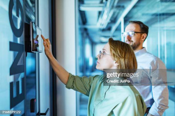 smart office - easy access stock pictures, royalty-free photos & images