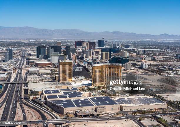 aerial view of las vegas strip - t mobile arena las vegas imagens e fotografias de stock
