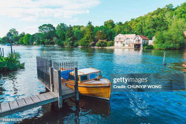 houseboat on the thames river, uk - henley on thames stock pictures, royalty-free photos & images