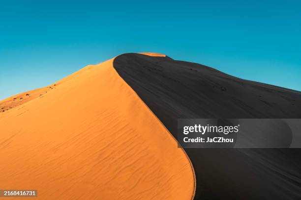 mingsha shan, sandberg, sanddüne mit klarem himmel - seidenstraße stock-fotos und bilder