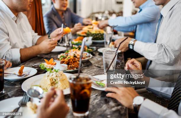 profesionales de negocios en un restaurante cenando - comida de negocios fotografías e imágenes de stock