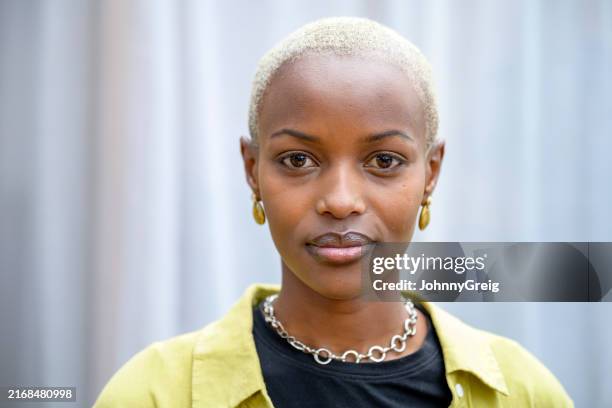 portrait d’une jeune femme africaine à la mode - afrique sub saharienne photos et images de collection