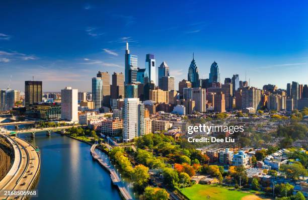 philadelphia skyline luftaufnahme mit fluss und blauem himmel - pennsylvania stock-fotos und bilder
