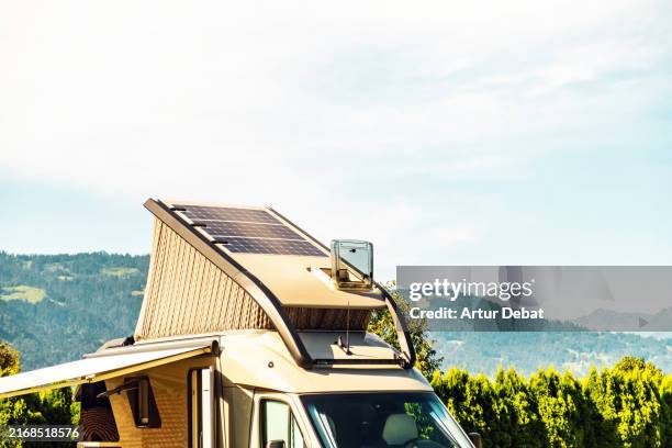 van life with solar powered motorhome with pop-up roof - autoconsumo electrico fotografías e imágenes de stock
