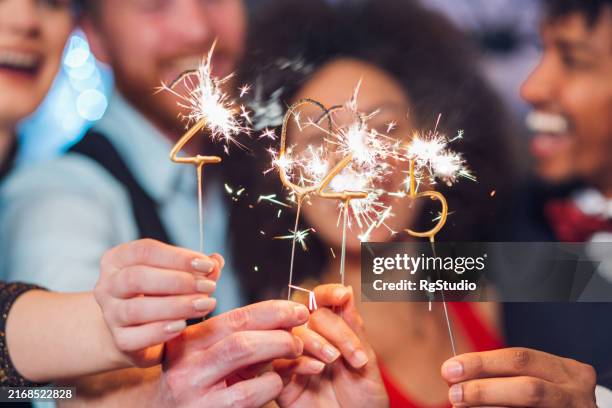 deux couples avec feux de bengale - cierge magique photos et images de collection