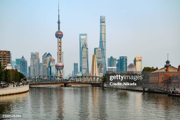 scenic view of shanghai skyline with iconic landmarks and river - lujiazui stockfoto's en -beelden
