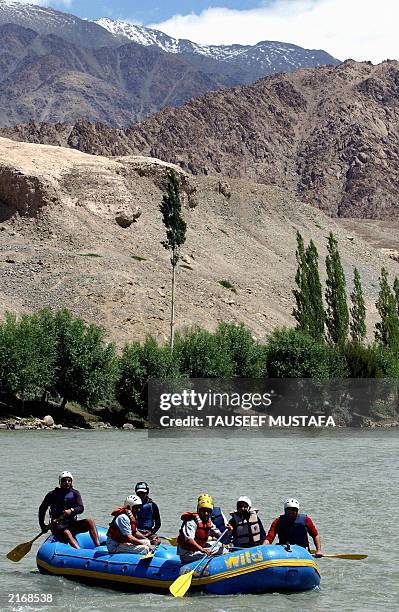 Indians Raft 335 Rafting India Stock Photos, High-Res Pictures, and Images - Getty ...