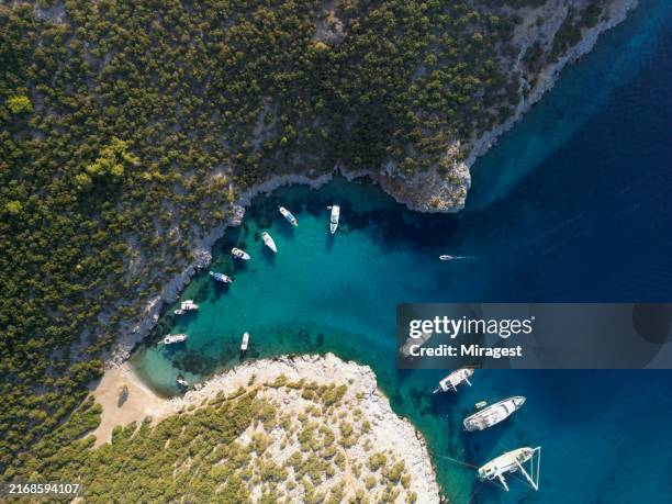 vista aérea de la bahía del acuario (akvaryum koyu) bodrum - cultura mediterránea fotografías e imágenes de stock