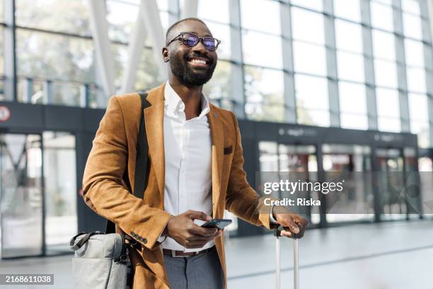 homme d’affaires confiant voyageant avec valise à la gare - gare ferroviaire photos et images de collection