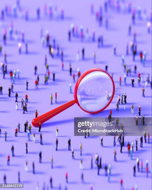 folla umana che circonda un oggetto con lente d'ingrandimento rossa su sfondo viola - lente dingrandimento foto e immagini stock