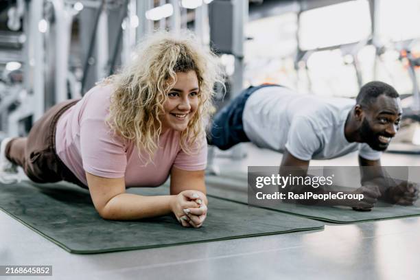 planking-partner, spaß im fitnessstudio, fitness, motivation - fitnesseinrichtung stock-fotos und bilder