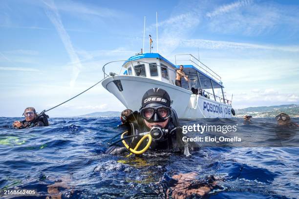plongeurs sous-marins et bateau au large de barcelone, espagne - plongée sous marine autonome photos et images de collection