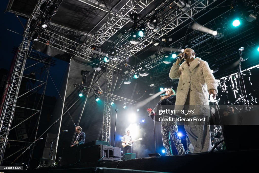 James perform at Collins Barracks