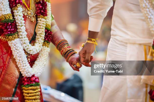pareja india tomada de la mano de cerca en la ceremonia de la boda. - prometido relación humana fotografías e imágenes de stock