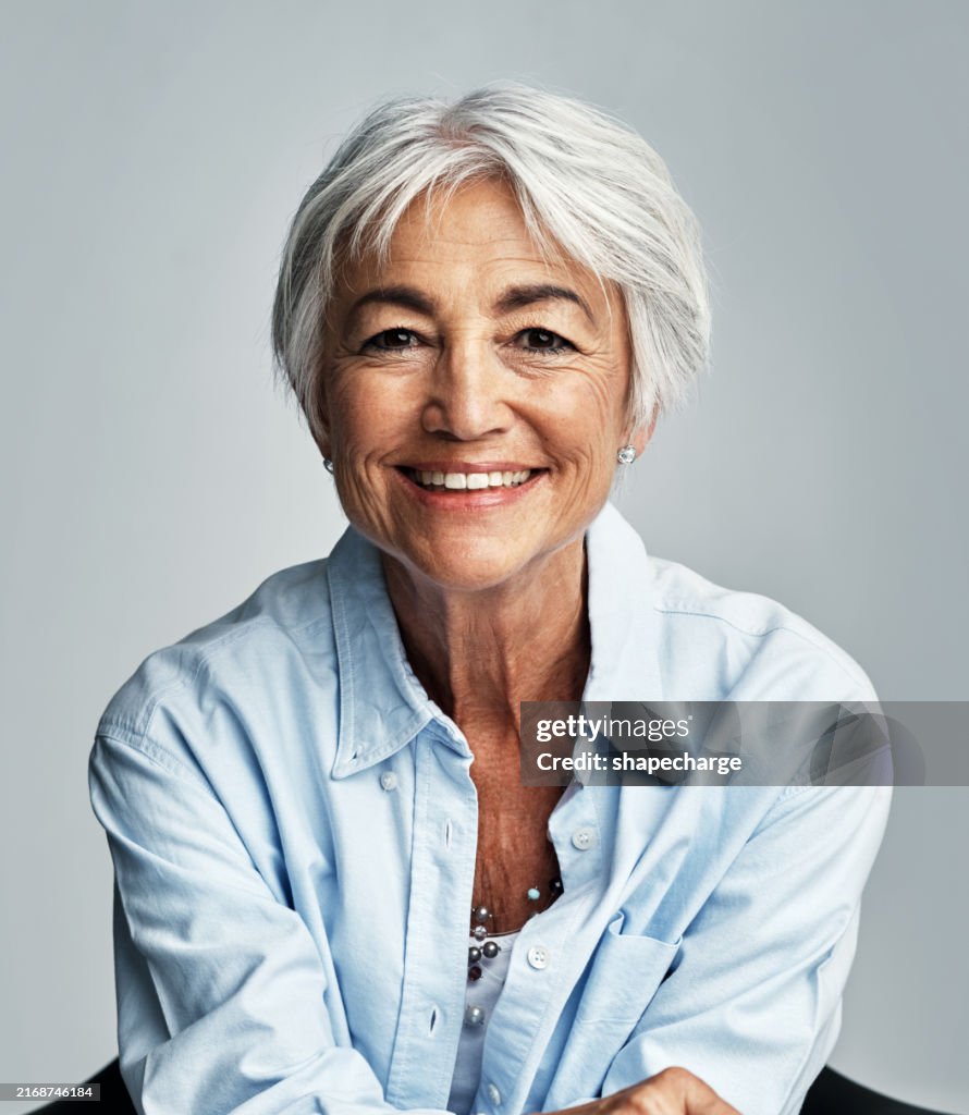 Anciana, retrato y estudio para moda fresca en la jubilación, relajación mayor y fondo gris. Mujer mayor, feliz y ropa de estilo a la moda, sonrisa estética y casual para la confianza