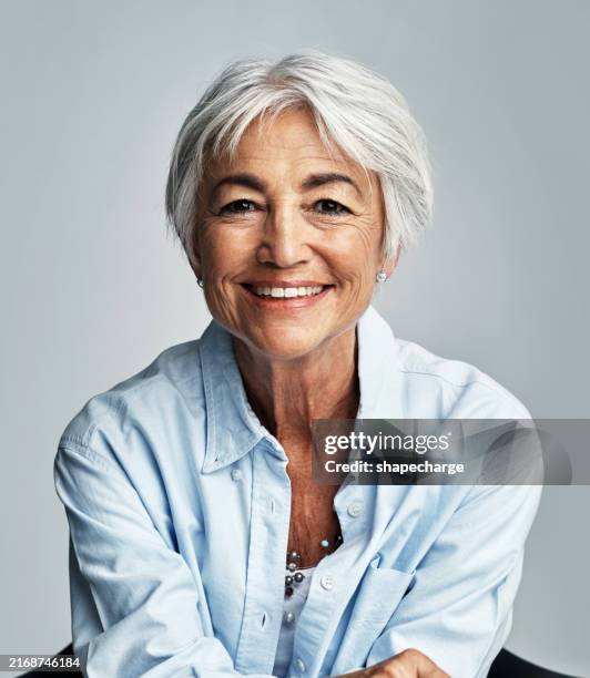 vieille femme, portrait et studio pour la mode cool à la retraite, sénior se détendre et fond gris. personne féminine âgée, heureuse et vêtements pour le style à la mode, esthétique et sourire décontracté pour la confiance - portrait femme photos et images de collection