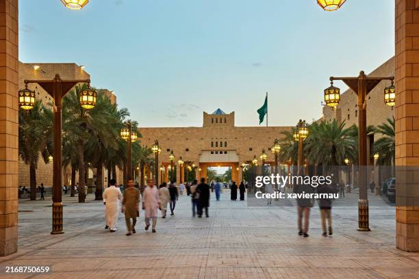 piazza alsafat al tramonto, riyadh - tutte le bandiere del medio oriente foto e immagini stock