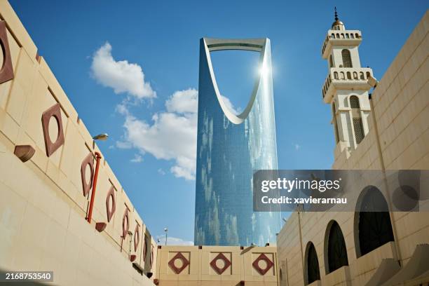 riyadh luogo di culto e centrepoint tower - riyadh foto e immagini stock