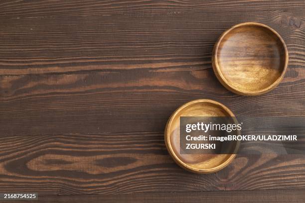 two empty brown wooden bowl on brown wooden background. top view, copy space, flat lay - ciotola vuota foto e immagini stock