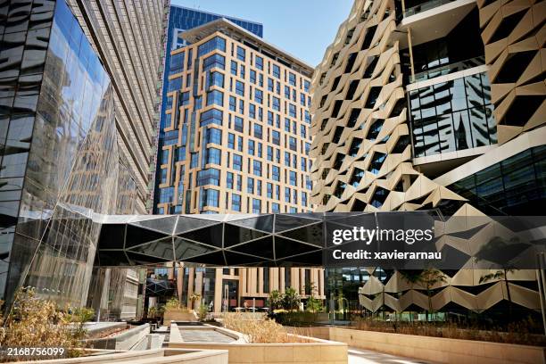 bâtiments du kafd reliés par un réseau de passerelles - passerelle pont photos et images de collection