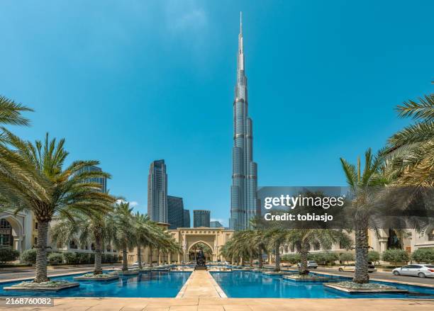 burj khalifa skyscraper tower in dubai - burj khalifa stock-fotos und bilder