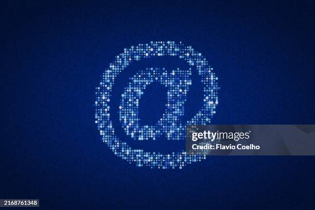 digital at symbol - chiocciola simbolo ortografico foto e immagini stock