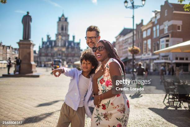 une famille métisse de 3 personnes profite d’une promenade matinale dans la ville secondaire de delft - escapade urbaine photos et images de collection