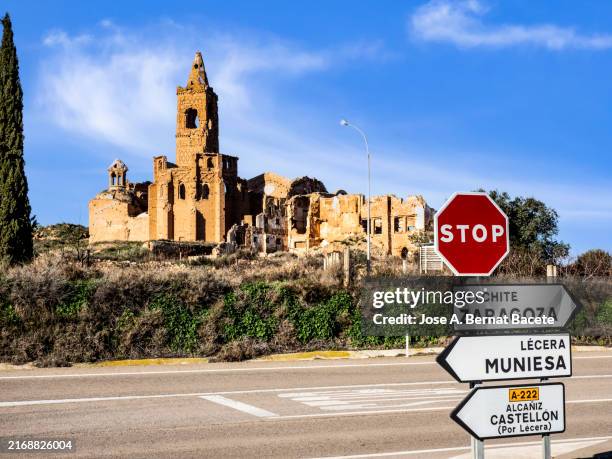 ruined church destroyed by bombing during the spanish civil war in the village of belchite, zaragoza. - aragon photos et images de collection