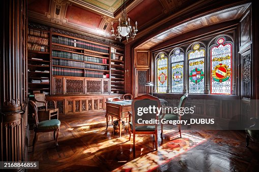 Alcaldía histórica en el ayuntamiento francés del pueblo de Ambronay con biblioteca y muebles de madera Alcaldía histórica en el ayuntamiento francés del pueblo de Ambronay con biblioteca y muebles de madera
