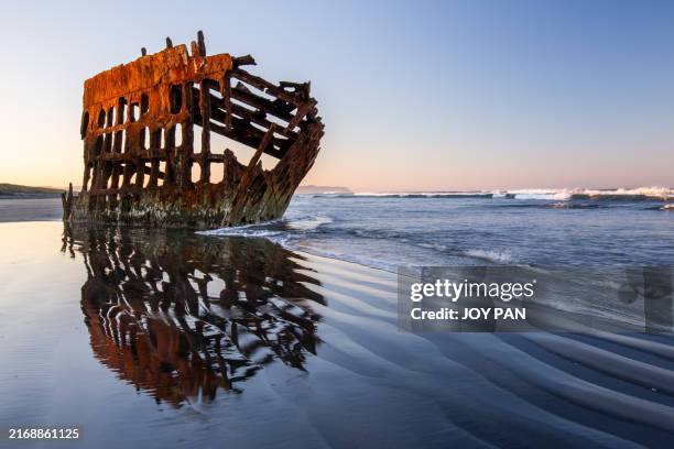 peter iredale - oregon's most famous shipwreck - shipwreck stock pictures, royalty-free photos & images
