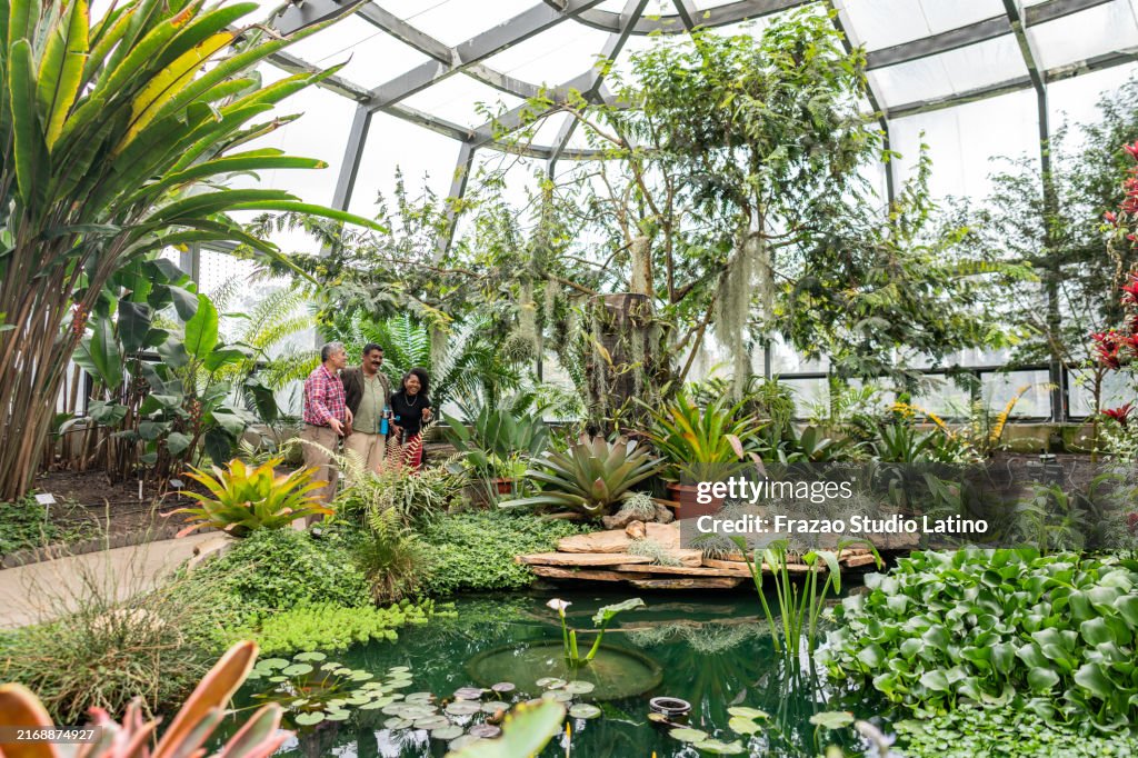 Friends on an expedition through the botanical garden