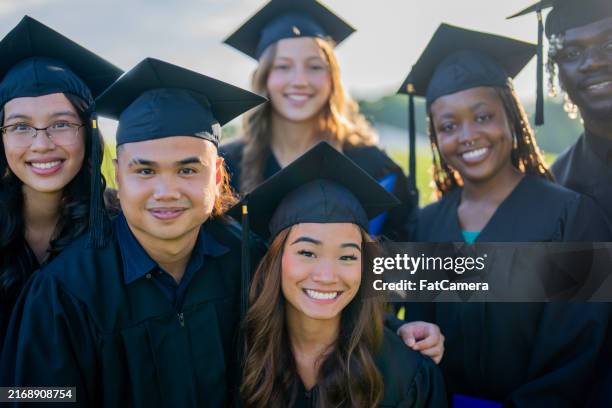 graduating class - ceremonieel gewaad stockfoto's en -beelden