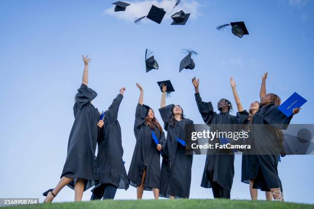 graduation cap toss - traje académico imagens e fotografias de stock