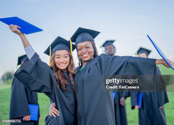 university graduates - túnica fotografías e imágenes de stock