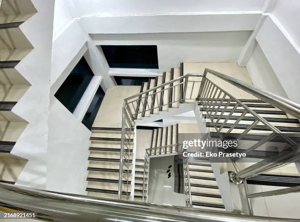 high angle emergency stairs with stainless steel railing - bord-in-geval-van-nood stockfoto's en -beelden