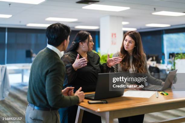 partnerschaft und zusammenarbeit im büro, gruppendiskussion für feedback. - kooperation stock-fotos und bilder