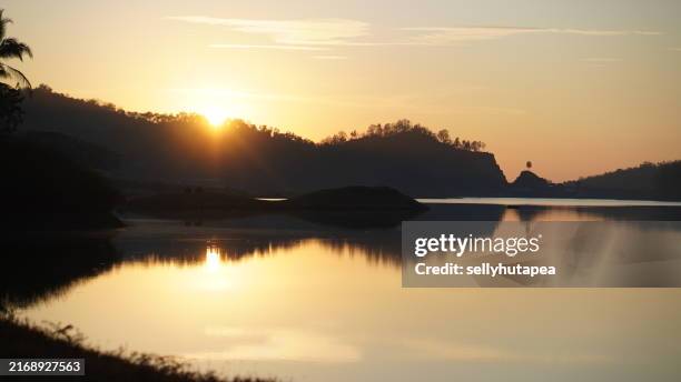 reflection pond sunset - canal interior imagens e fotografias de stock
